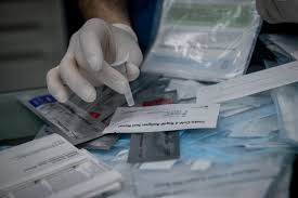 Υποχρεωτικά τεστ για όλους τους εργαζόμενους αποφάσισε η γερμανική κυβέρνηση, σε μία προσπάθεια να περιορίσει την εξάπλωση της πανδημίας. 8vfti Jco8bvfm