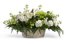 Elle est décorée de plastique, fleurs artificielles, tulle et satin. Livraison Fleurs Coussin Corbeille Vente En Ligne Fleur Et Fleurs