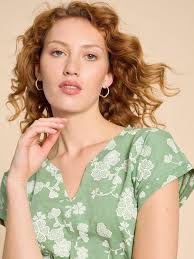 NELLY NOTCH NECK COTTON TEE in GREEN PRINT