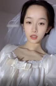 Hujiaozi33 invites you to uncover her most intimate desires in her nude leaks.