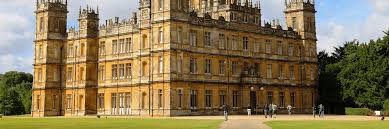 Highclere castle / ˈ h aɪ k l ɪər / is a grade i listed country house built in 1679 and largely renovated in the 1840s, with a park designed by capability brown in the 18th century. Nordkomplotts Serientipp Downton Abbey