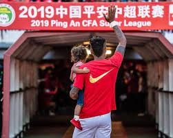 رفض نادي جوانجزو الصيني عرضاً ثالثاً من نادي برشلونة الإسباني لضم لاعب وسط الفريق باولينيو، مؤكدأً أن اللاعب ليس للبيع. Waccxbyp3v0crm