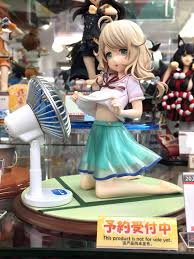 フィギュア スカート の 中