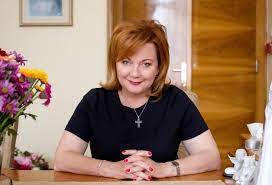 U příležitosti světového dne rádia sdílela ministryně alena schillerová (56) příspěvek s jejími top 20 písněmi. Alena Schillerova Lide Kteri Cely Zivot Drou Si Zaslouzi Dustojne Stari