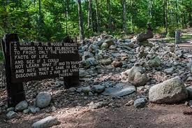 Foto De Walden Pond Cabine Site E Mais Fotos De Stock De Lago Walden Istock