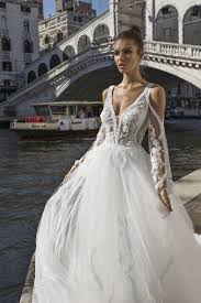 Home / curiosità / consigli per i gioielli adatti alle spose l'amore è nell'aria, si brinda con amici e parenti, la sposa risplende dalla testa ai piedi. Pinella Passaro Bridal 2019 Venice Collection Collezioni Abiti Da Sposa 2019 Abiti Da Sposa Sposa Laccio Abito Da Sposa