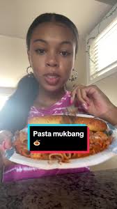 Spicy rigatoni pasta with bread sticks😍#pasta#pastamukbang  #asmr#spicyvodkapasta #breadsticks#mukbang#bigbites