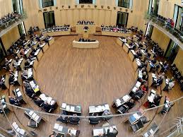 Hier versammeln sich nationalistische unpersönliche menschen und treffen. Der Bundesrat Kippt Vier Gesetzesvorhaben Deutschland Badische Zeitung