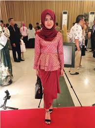 Hal ini berbeda dengan busana yang menggunakan kain batik atau kain songket, keduanya banyak didesain menjadi busana dengan gaya yang cukup berlapis. 15 Model Baju Songket Elegan Modern Untuk Acara Formal