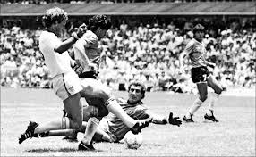 Ganó, por abrumadora mayoría, el gol de diego maradona en el mundial de 1986, cuando bailando, con la pelota pegada al pie, dejó a seis ingleses. Se Cumplen 33 Anos Del Gol Del Siglo De Diego Maradona En El Estadio Azteca