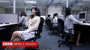 Di era digital, bekerja bisa dilakukan di mana pun dan kapan pun. Haruskah Perempuan Mematuhi Aturan Pakaian Di Tempat Kerja Bbc News Indonesia