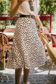 Black And White Polka Dot Midi Skirt The Easy Breezy Way To Wear A Polka Dot Skirt In 2020 Polka Dot Midi Skirt Outfit Polka Dot Midi Skirt Polka Dot Skirt