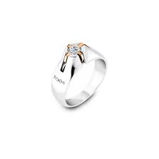 Gli anelli da uomo da noi realizzati presentano linee forti e decise e talvolta montano esclusivi diamanti neri. Anello Uomo Foe In Oro Bianco Con Diamante Bianco