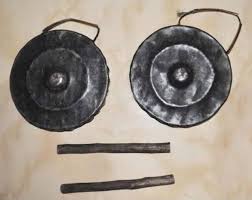 Alat musik tradisional indonesia satu ini berasal dari daerah utara daerah sumatera, tepatnya di pulau nias. 15 Alat Musik Tradisional Sumatra Utara Tambah Pinter