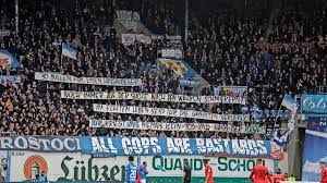 Für eine spaltung des vereins an. Hansa Rostock Ultras Sorgen Mit Hass Banner Fur Eklat Sportbuzzer De
