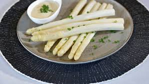 Toujours avec une touche de fraîcheur et beaucoup de légèreté. Recette Asperges Blanches Du Blayais Et Sauce Mousseline Maison Ladepeche Fr