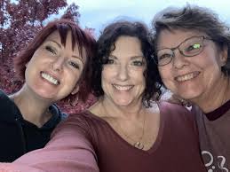 Can someone remove glare from photo?