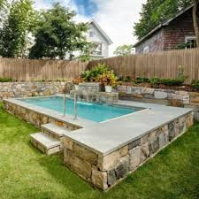 Une Petite Piscine Pour Petit Jardin Joliment Habillee De Pierres Voila Qui Donnera Une Vraie Petite Piscine Piscine Amenagement Paysager Amenagement Piscine