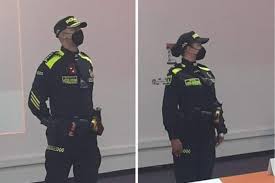 Sin duda, es algo que ayuda a sensibilizar y reafirmar la calidez humana que hay en cada uniforme del esmad. Uniformes De La Policia Nacional Dejaran De Ser Verdes El Espectador