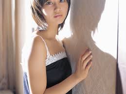 In japan, along with general idols, there is a more specific type of idol titled a 'gravure model ( グラビアアイドル). Maki Horikita The Life And Career Of The Japanese Actress And Former Junior Idol Hubpages