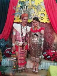 Perkahwinan yang sempurna bagi masyarakat iban adalah perkahwinan yang mengikut adat. Baju Kahwin Iban