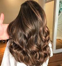 Dark brown hair with caramel highlights is a hairstyle that you should try at least once in life. 60 Looks With Caramel Highlights On Brown And Dark Brown Hair Brown Hair With Blonde Highlights Brown Blonde Hair Brown Hair Balayage