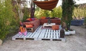 S'aménager un salon de jardin digne d'être en intérieur avec 9 palettes voila une jolie réalisation observée dans les communs du château de beervelde en belgique. Idees Deco Des Salons De Jardin En Bois De Palettes Bricolage Facile