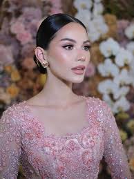 Alyssa Daguise tampil memikat di prosesi siraman dengan kebaya soft pink  berpayet elegan karya @studioboh dan riasan lembut bernuansa soft  brown-pink dari @rhay_david. Sanggul rapi berhias aksesori emas melengkapi  pesona calon pengantin