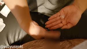 ネットカフェで短小男を密着手コキ