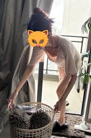 瑜伽教练弯腰走光- 运动中的曲线展露无遗