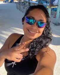 𝔔𝔲𝔢𝔢𝔫 𝔬𝔣 𝔱𝔥𝔢 𝔅𝔞𝔶,1999 Queen Samantha Carlos represented Sugar  City, Orange Walk Town. She won her district pageant in August 1999, Queen  of the Bay in September 1999, and Ms. Rainforest in