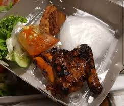 Beberapa kota di indoensia punya olahan ayam tradisional yang terkenal enak. Nasi Kotak Ayam Bakar Makanan Minuman 787191446