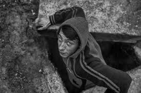Haine groase, încălțăminte de iarnă și pături. Mauro De Bettio Shadow Reign Lensculture