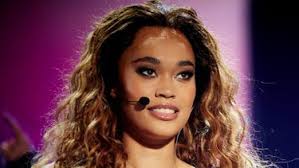 Romy monteiro, artiestennaam van romy truggelaar (utrecht, 13 november 1992), is een nederlandse zangeres, musicalactrice en presentatrice. Dyfnponx Vglhm