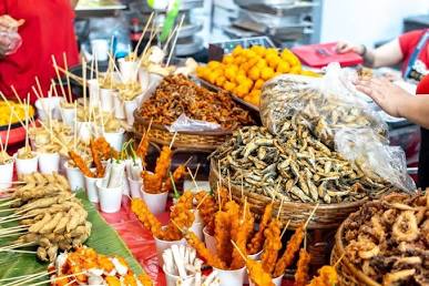 Late-night street food fuel at the Night Market, binuo ng AI