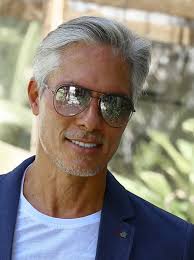 Para quem anda especulando por aí, eu sou exatamente do jeitinho que Deus  fez, nada de harmonização facial! A autenticidade sempre foi o meu maior  patrimônio. O único procedimento que faço há