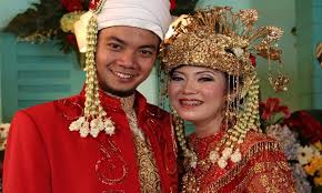 Pakaian adat betawi yang dikenakan para pengantin merupakan pakaian yang merupakan hasil perpaduan antara budaya tionghoa, arab dan barat. Pakaian Adat Jakarta Dengan Beragam Filosofinya