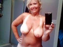 WifeBucket | Mature women and their naughty naked selfies