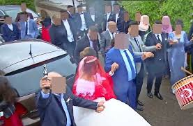 Strassenkorsos Mit Der Maschinenpistole Zur Hochzeit Baden Wurttemberg Stuttgarter Zeitung