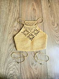 The Three Flowers Crop Top Is The Perfect Crochet Summer Top Either For A Festival Going To De Beach Or Just Looking Cute Orgu Kiyafetler Elisi Tig Isleri