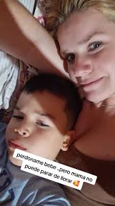 Mamá llora por su bebé: emociones a flor de piel