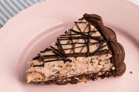 Kinder bueno die mascarponecreme in drei teile teilen und ein teil in die dessertgl ser f llen. Bueno Torte Ohne Backen Eistorte Sallys Blog