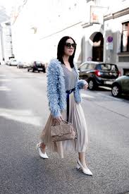 Plisseerock Kombinieren Faltenrock Outfit Stylen Fruhlingsoutfit Mit Plisseerock Shaggy Cardigan Und Langem Stoffgurtel Mo Fashion Outfits Cardigan Outfits