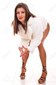 Niña Bastante Desnuda En El Abrigo De Piel Blanca Y Zapatos De Tacón Alto  Fotos, retratos, imágenes y fotografía de archivo libres de derecho. Image  9228128