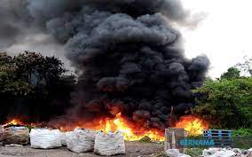 Amalan pembakaran terbuka ini menjadi tradisi dan 'kemestian' di kalangan petani, termasuk di kawasan jelapang padi. Bernama Open Burning Prohibited In Selangor Pahang Johor