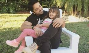 She was born on december 20, 2011 and her birthplace is miami, fl. Luis Fonsi Se Tatuo Un Tierno Mensaje De Su Hija Mikaela Estacion 40