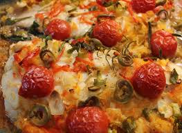 Se umplu pestii cu bucatele din ceapa maruntita, verdeata si o felie de lamiie. Incursiuni Prin Gastronomie Lup De Mare Pe Pat De Legume È™i Zarzavaturi La Cuptor