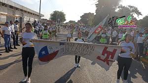 CARNAVAL PRESENTE EN CARORA A las 4:35 de la tarde de este lunes 12 de  febrero inició el desfile de carrozas y comparsas en la avenida 14 de  Febrero con avenida Julio