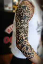 Ver más ideas sobre tatuaje maori hombro, tatuaje maori, maori. Maorie Tattoo Bedeutung Ein Mann Mit Einer Hand Mit Einem Grossen Schwarzen Maori Tattoo Tatuaje Maori Tatuaje Maori Hombro Disenos De Tatuaje Maori