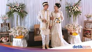 Bisa jadi hal itu yang anda kan dapati tatkala melihat atau menjalani prosesi pernikahan adat sunda. Kata Pengantin Yang Viral Karena Bikin Pesta Pernikahan Sederhana Rp 30 Juta